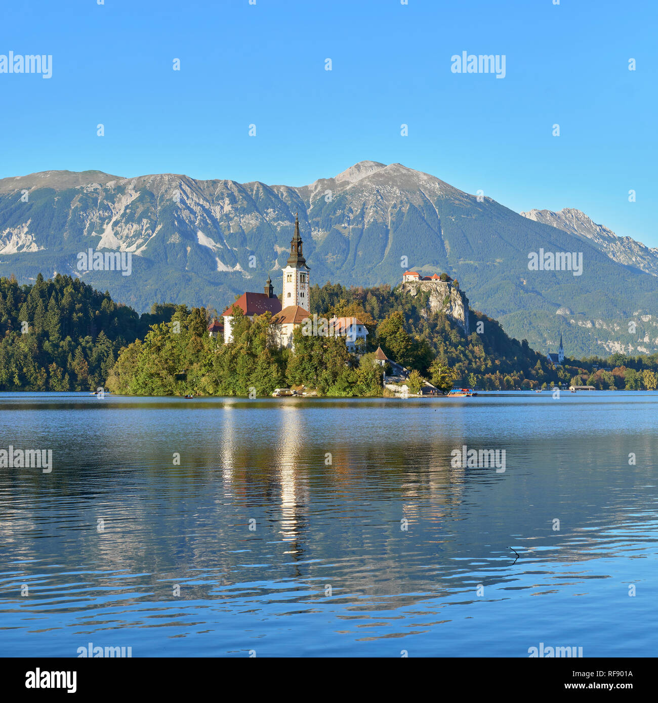 Chiesa dell'Assunzione su Blejski Otok con il castello di Bled, lago di Bled Bled, Gorenjska, Slovenia Foto Stock