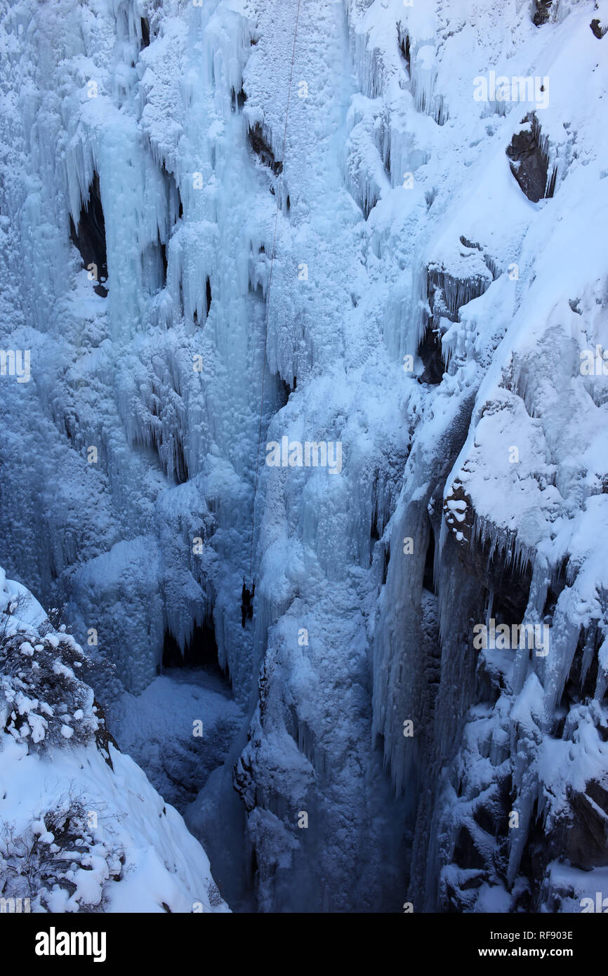 Ouray, Colorado - 29 dicembre 2018: le persone non identificate arrampicata in Ouray Ice Park di Ouray, Colorado Foto Stock