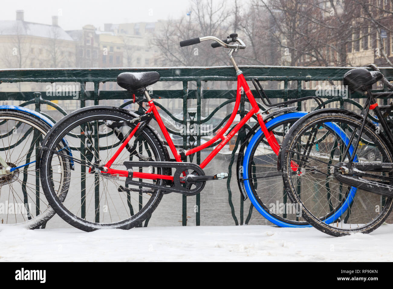 Amsterdam, Paesi Bassi - 22 Gennaio 2018: bicicletta nella neve Foto Stock
