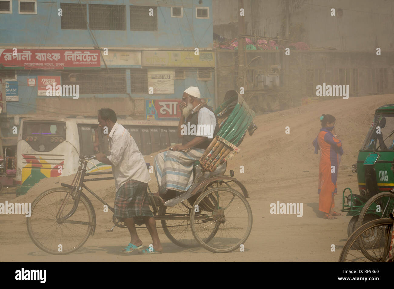 Dacca in Bangladesh - gennaio 23 : inquinamento da polveri raggiunge un allarmante fase di Dhaka e molti morti nonché diversi milioni di casi di malattia si verificano ogni anno a causa della scarsa qualità dell'aria a Dhaka, nel Bangladesh il 23 gennaio 2019. La polvere a calci dai veicoli che viaggiano su strade possono costituire il 33% dell'inquinamento dell'aria. Polvere di strada è costituito da depositi di scarichi di autoveicoli e scarichi industriali, particelle dal pneumatico e l'usura del freno, polvere da strade asfaltate o buche e polvere da siti di costruzione. Polvere di strada è una fonte significativa di contribuire alla generazione e rilascio di materiale particolato nella Foto Stock