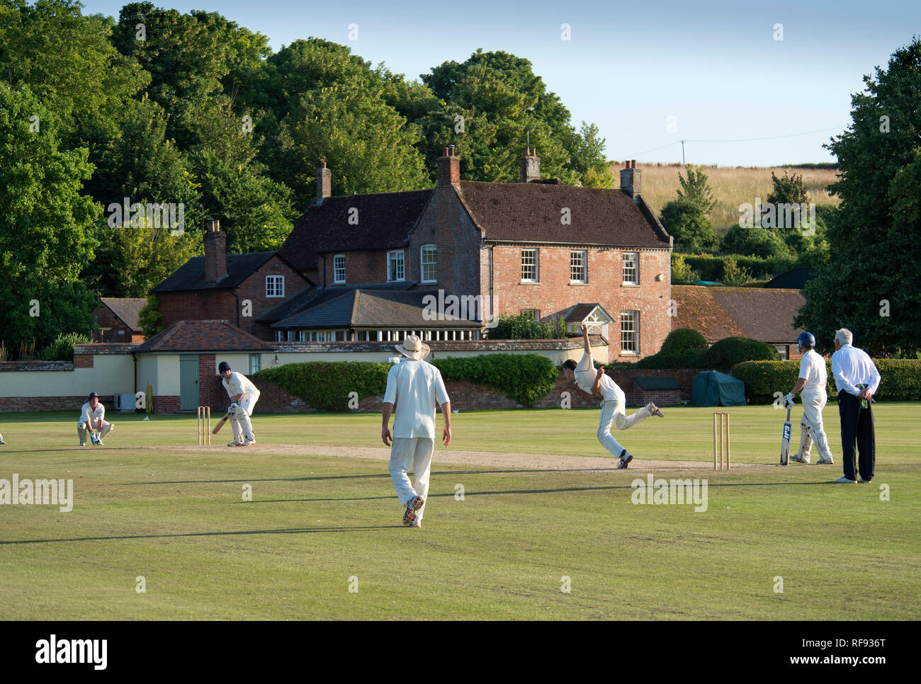Casa Bowerswaine, Gussage Tutti i Santi, Dorset, che include la propria piena di dimensioni campo da cricket Foto Stock
