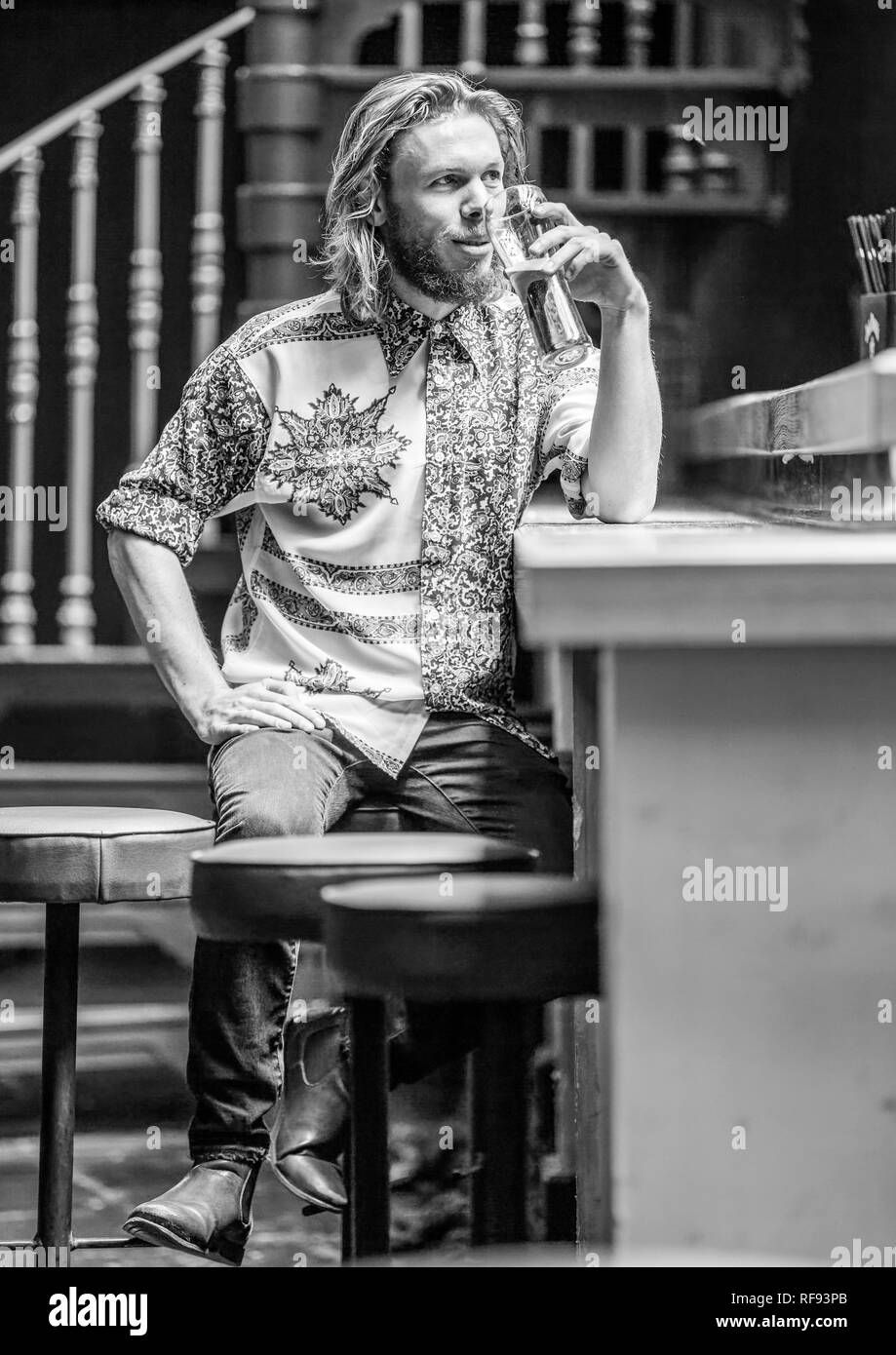 Londra, Inghilterra, 13 settembre 2017, giovane in un bar o pub bevendo una birra - aperto recentemente mondi fine pub - in Camden, Londra. Foto Stock