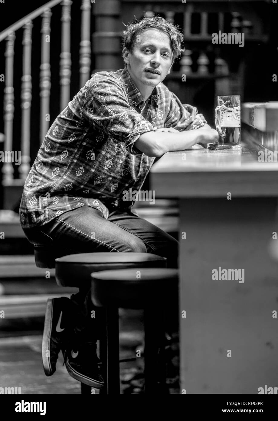 Londra, Inghilterra, 13 settembre 2017, giovane in un bar o pub bevendo una birra - aperto recentemente mondi fine pub - in Camden, Londra. Foto Stock