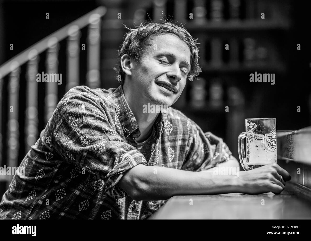 Londra, Inghilterra, 13 settembre 2017, giovane in un bar o pub bevendo una birra - aperto recentemente mondi fine pub - in Camden, Londra. Foto Stock