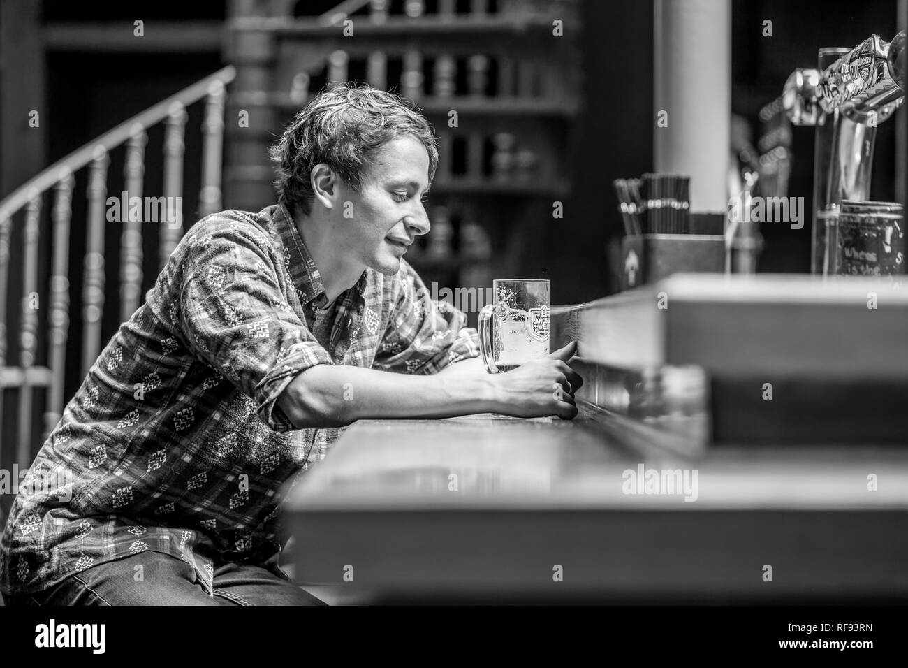 Londra, Inghilterra, 13 settembre 2017, giovane in un bar o pub bevendo una birra - aperto recentemente mondi fine pub - in Camden, Londra. Foto Stock