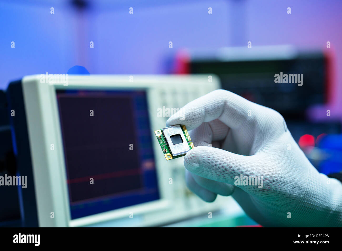 Mano con elettronico piccolo microcontrollore Microchip Foto Stock