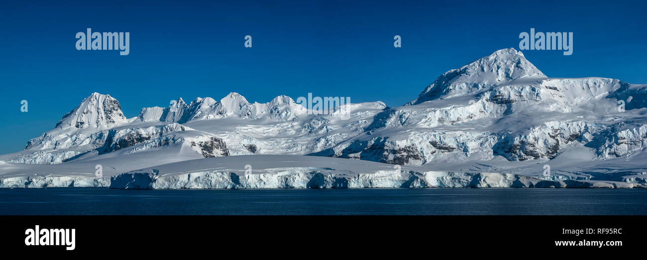 Montagne lungo il canale Neumayer, Penisola Antartica, Antartide Foto Stock