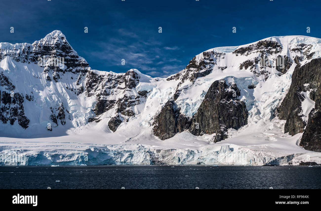 Montagne lungo il canale Neumayer, Penisola Antartica, Antartide Foto Stock