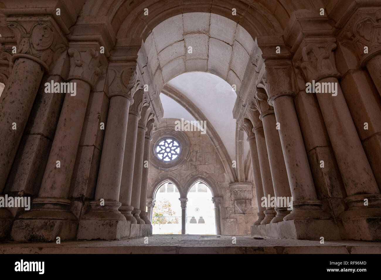 Romanico-finestra di ricerca nella Chapter House, Alcobaça Monastero, Alcoba , Portogallo Foto Stock