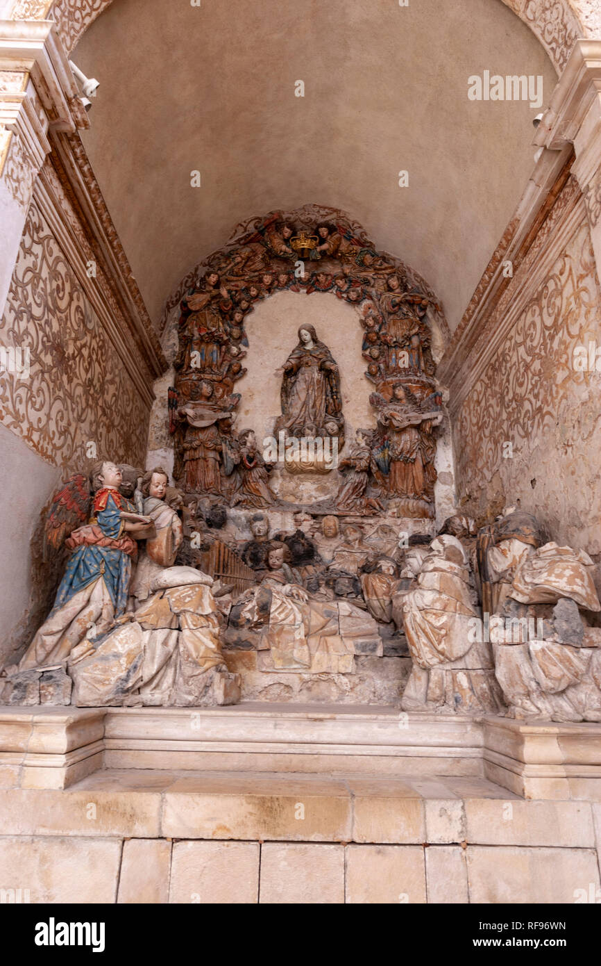 Scultura lignea policroma della Madonna nella Cappella di San Bernardo e del gruppo scultoreo raffigurante la "morte di san Bernardo',nel monastero di Alcoba . Foto Stock
