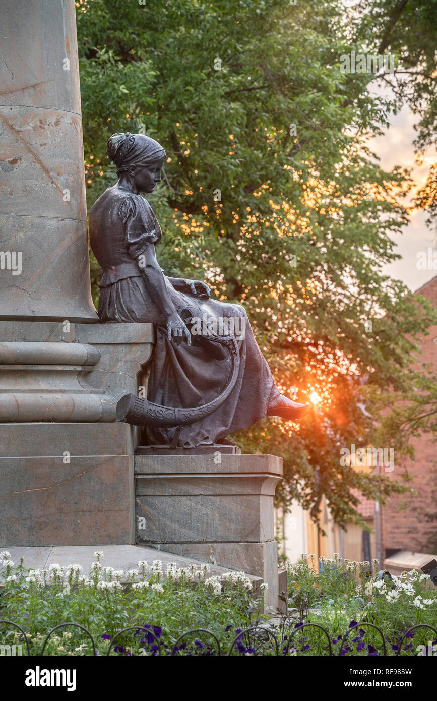 Tramonto a la statua nel Parco di università di Uppsala, Scandinavia Foto Stock