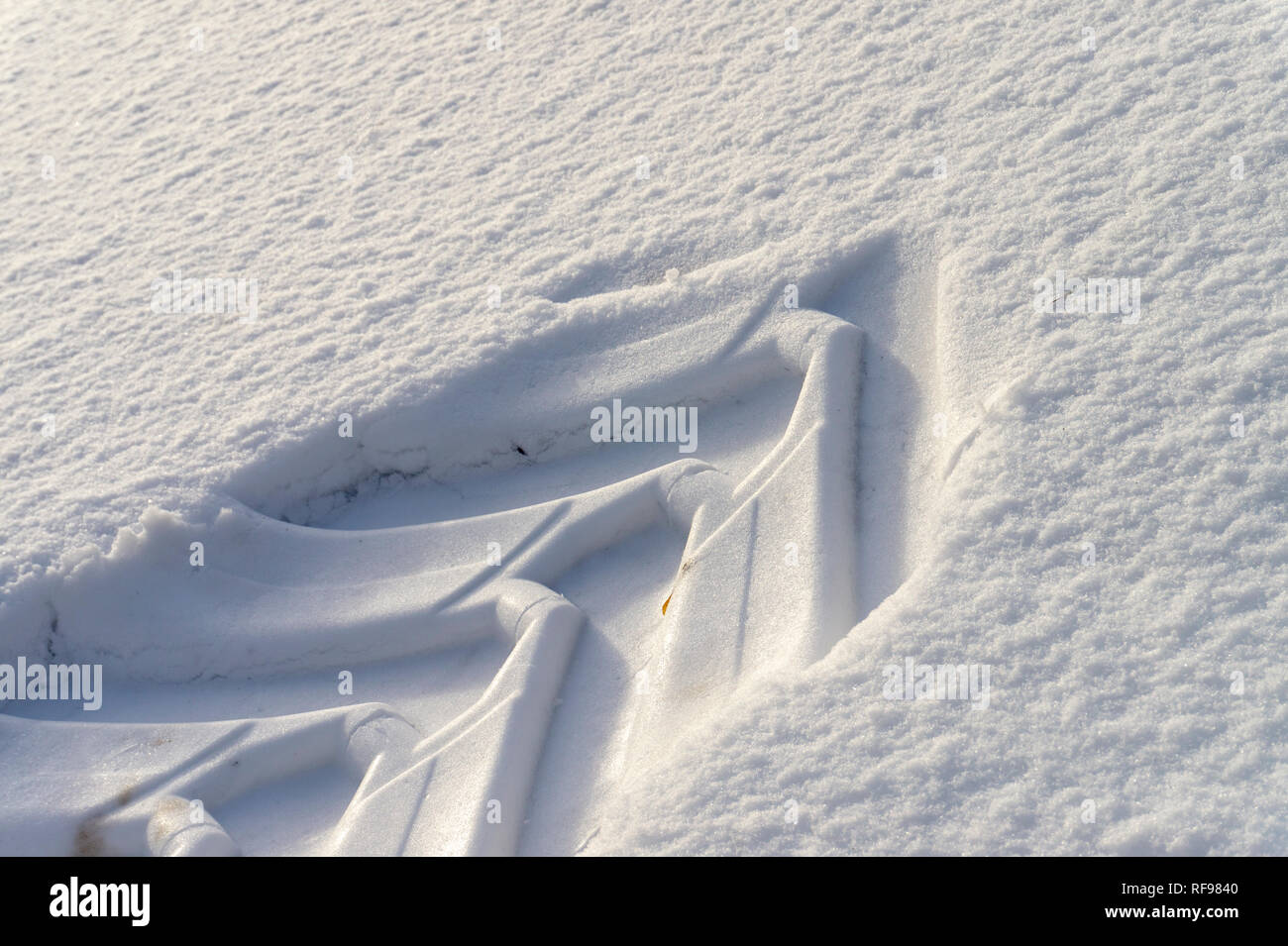 Per impieghi pesanti tracce del veicolo in fresco bianco inverno neve vista dal sovraccarico in un frame completo concettuale di sfondo delle stagioni Foto Stock