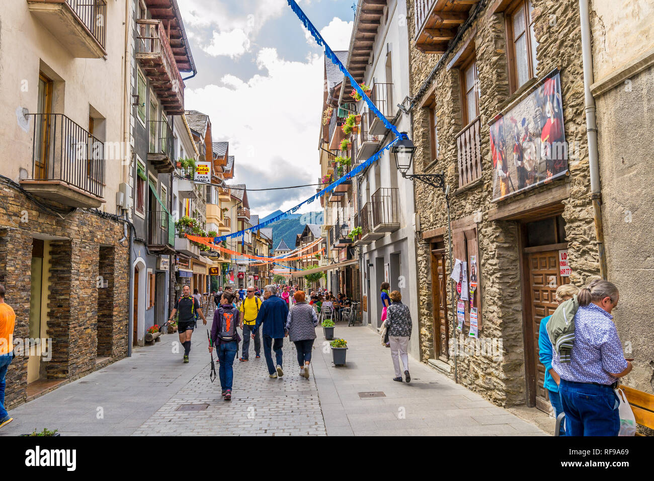 I turisti che visitano il bellissimo villaggio (a Esterri d'Aneu) Foto Stock