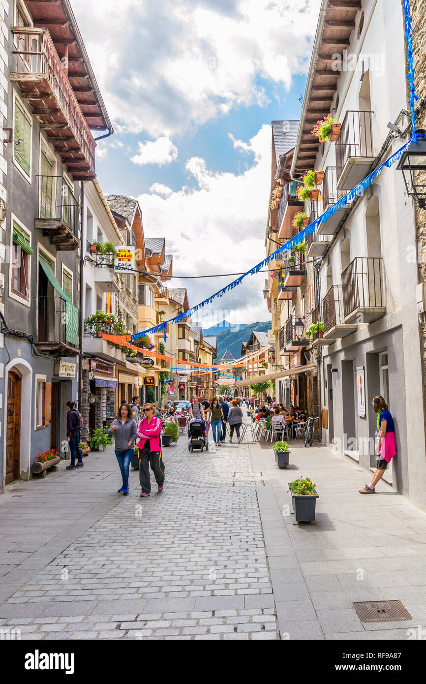 I turisti che visitano il bellissimo villaggio (a Esterri d'Aneu) Foto Stock