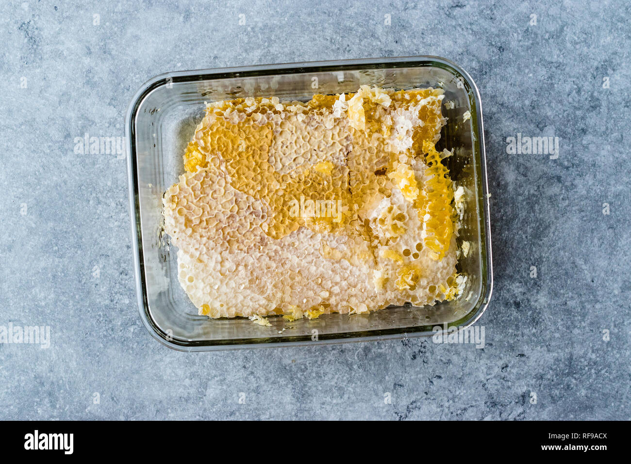 Freschi pezzi di favo di miele in recipiente di vetro. Alimenti biologici. Foto Stock