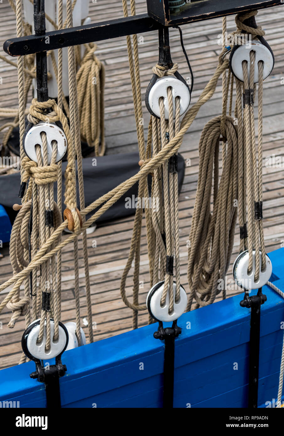 Montante principale armamento (protezioni) di tradizionale antica barca a vela barca da pesca, Douarnenez Foto Stock