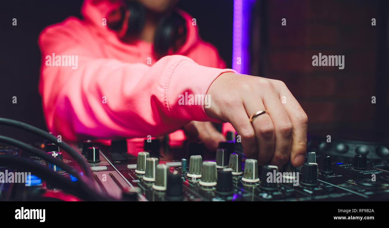 Le mani di DJ mix di tracce sul giradischi digitale e software sul computer portatile con il software di mixaggio professionale.disc jockey riprodurre musica spettacolo Foto Stock