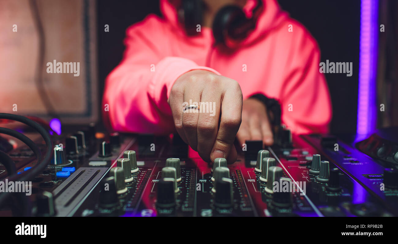 Le mani di DJ mix di tracce sul giradischi digitale e software sul computer portatile con il software di mixaggio professionale.disc jockey riprodurre musica spettacolo Foto Stock