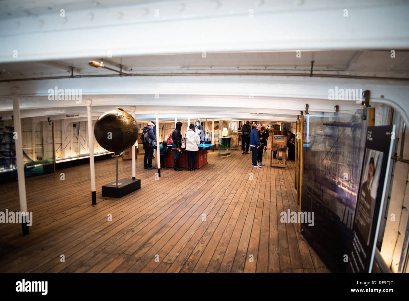 Magazzino di carico della Cutty Sark Greenwich Londra | GREENWICH, Regno Unito — Il magazzino di carico della Cutty Sark, una nave a clipper costruita nel 1869 e originariamente progettata per trasportare tè dalla Cina alla Gran Bretagna ad alta velocità. La nave trasportò in seguito lana dall'Australia prima che la sua vita commerciale di navigazione terminasse nel 1895. Ora conservata come nave museo sotto i Royal Museums Greenwich, la Cutty Sark è stata riaperta al pubblico nel 2012 dopo estese restaurazioni seguite a un incendio nel 2007. L'interno ben conservato mostra la costruzione composita innovativa della nave — assi di legno su una struttura in ferro — offrendo ai visitatori Foto Stock