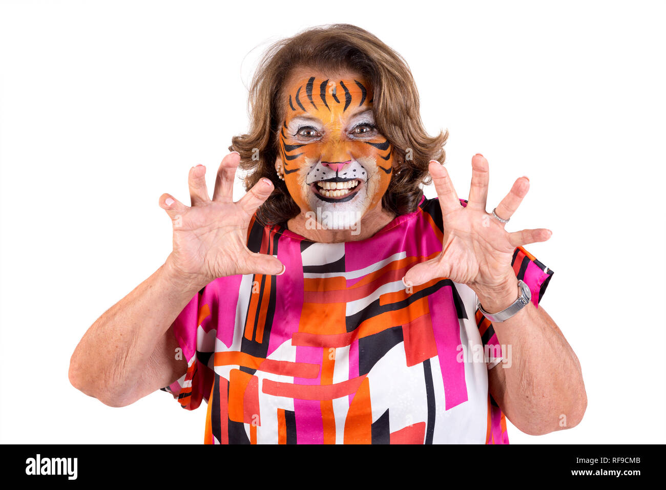 Senior donna con tiger face-paint isolato in bianco Foto Stock