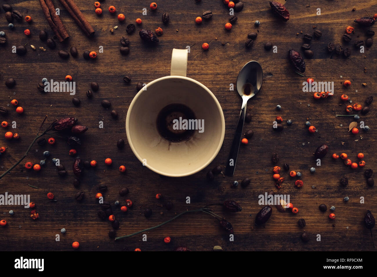 Svuotare tazza di caffè sul tavolo, vista dall'alto rustico dai toni rétro immagine Foto Stock