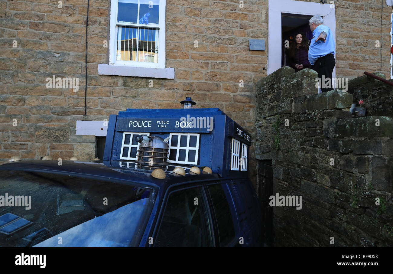 Un membro del consiglio parla con Lisa Cole, che co-possiede il Museo della fantascienza classica in Allendale in Northumberland, con suo marito Neil. A conduzione familiare e il museo della fantascienza può avere per chiudere perché un display Dalek al di fuori della proprietà non conformi alle norme di pianificazione. Foto Stock