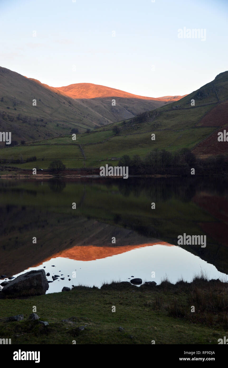 La Wainwright resto Dodd riflessa nei fratelli acqua al tramonto, Dovedale, Parco Nazionale del Distretto dei Laghi, Cumbria, Inghilterra, Regno Unito. Foto Stock