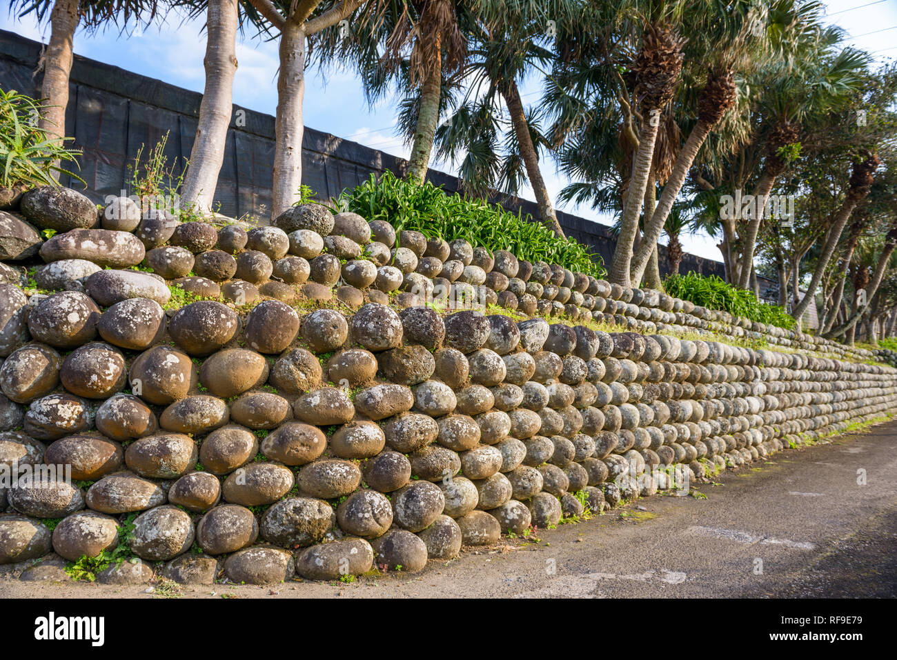 Hachijojima, Tokyo, Giappone all'tamaishigaki mura costruite dagli esuli forzati. Foto Stock