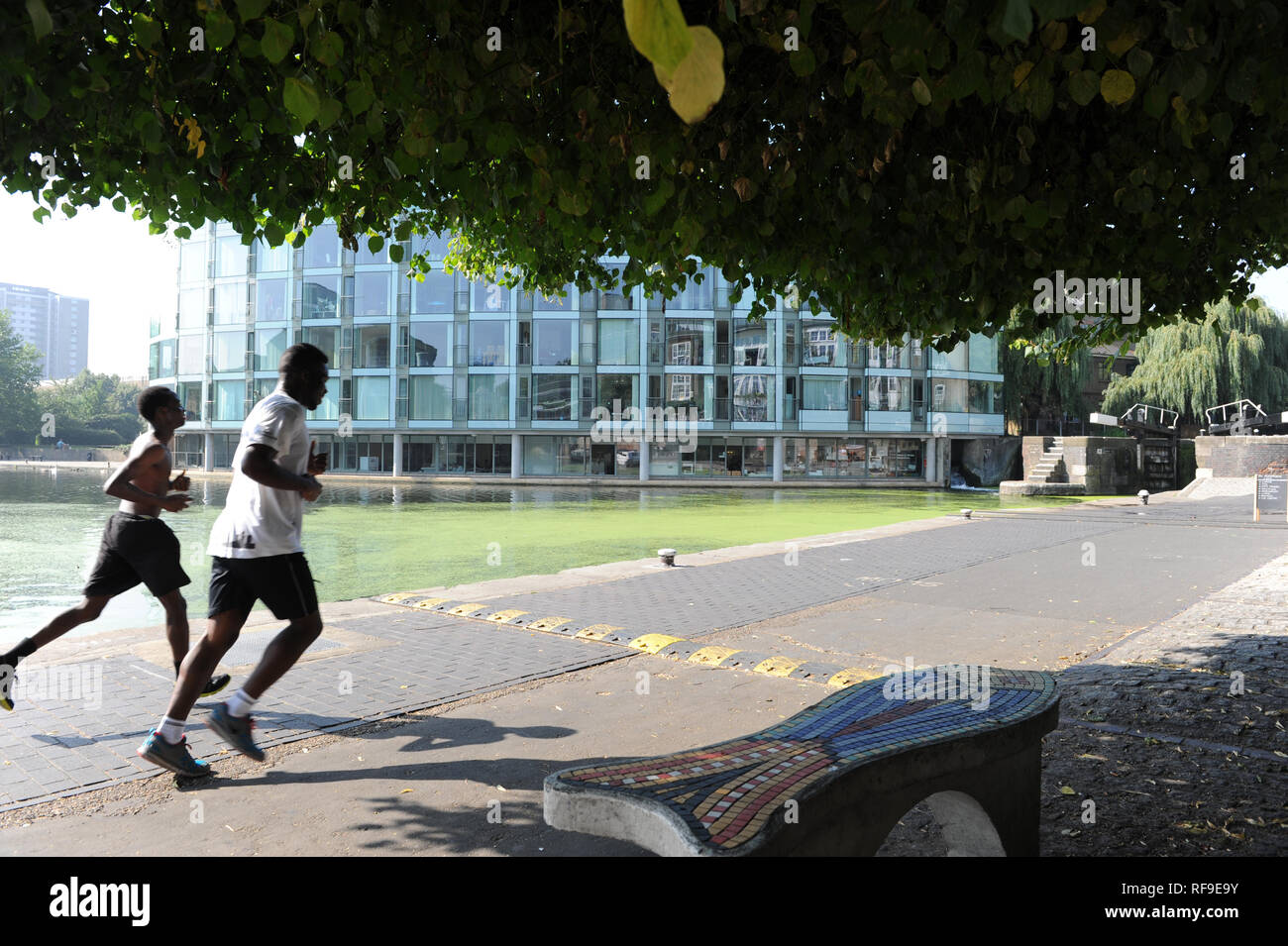 Per chi ama fare jogging sul percorso di traino del Regent's Canal, Londra Foto Stock