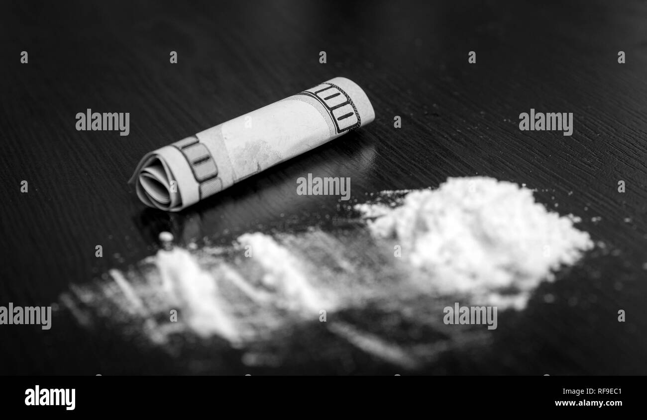 La cocaina in polvere sul tavolo Foto Stock