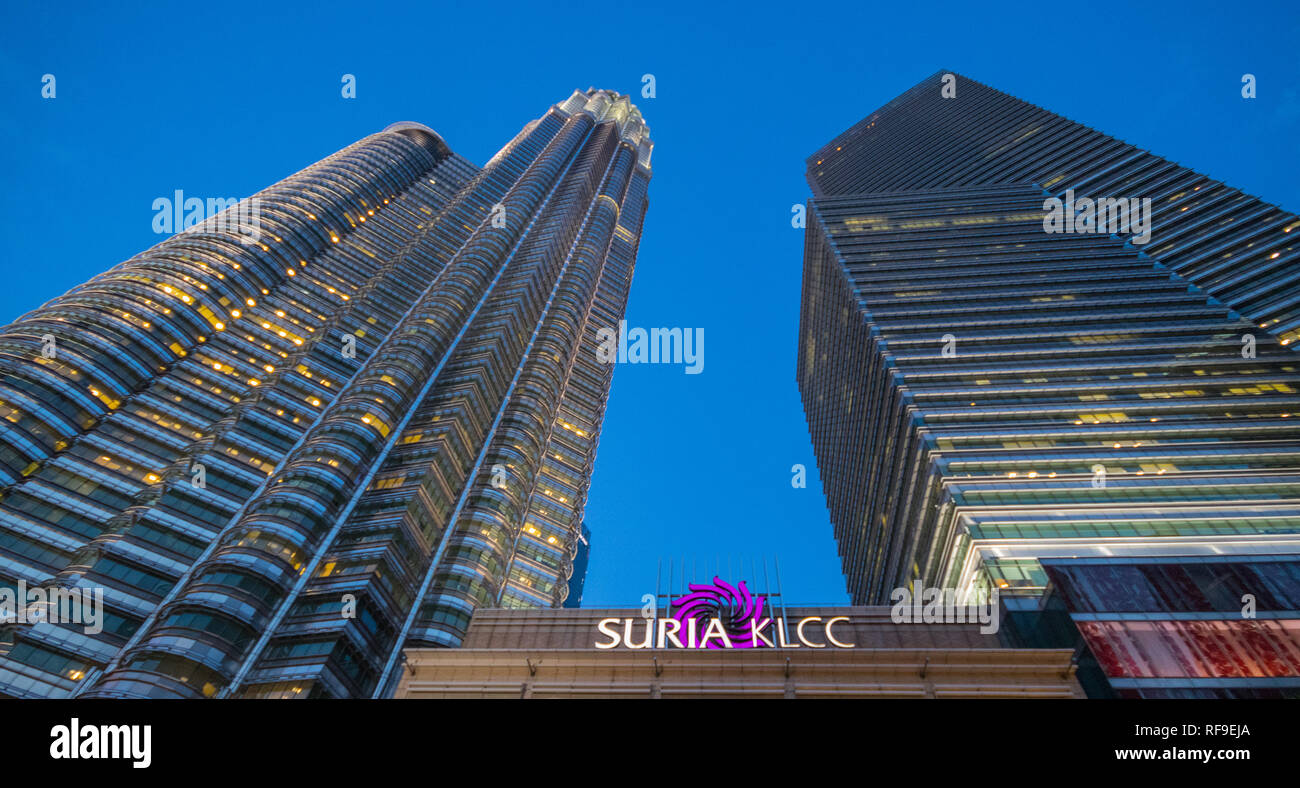 Torri Petronas, il centro cittadino di Kuala Lumpur (KLCC), Malaysia Foto Stock