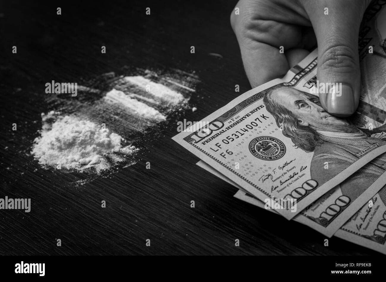 La cocaina in polvere sul tavolo con il denaro Foto Stock