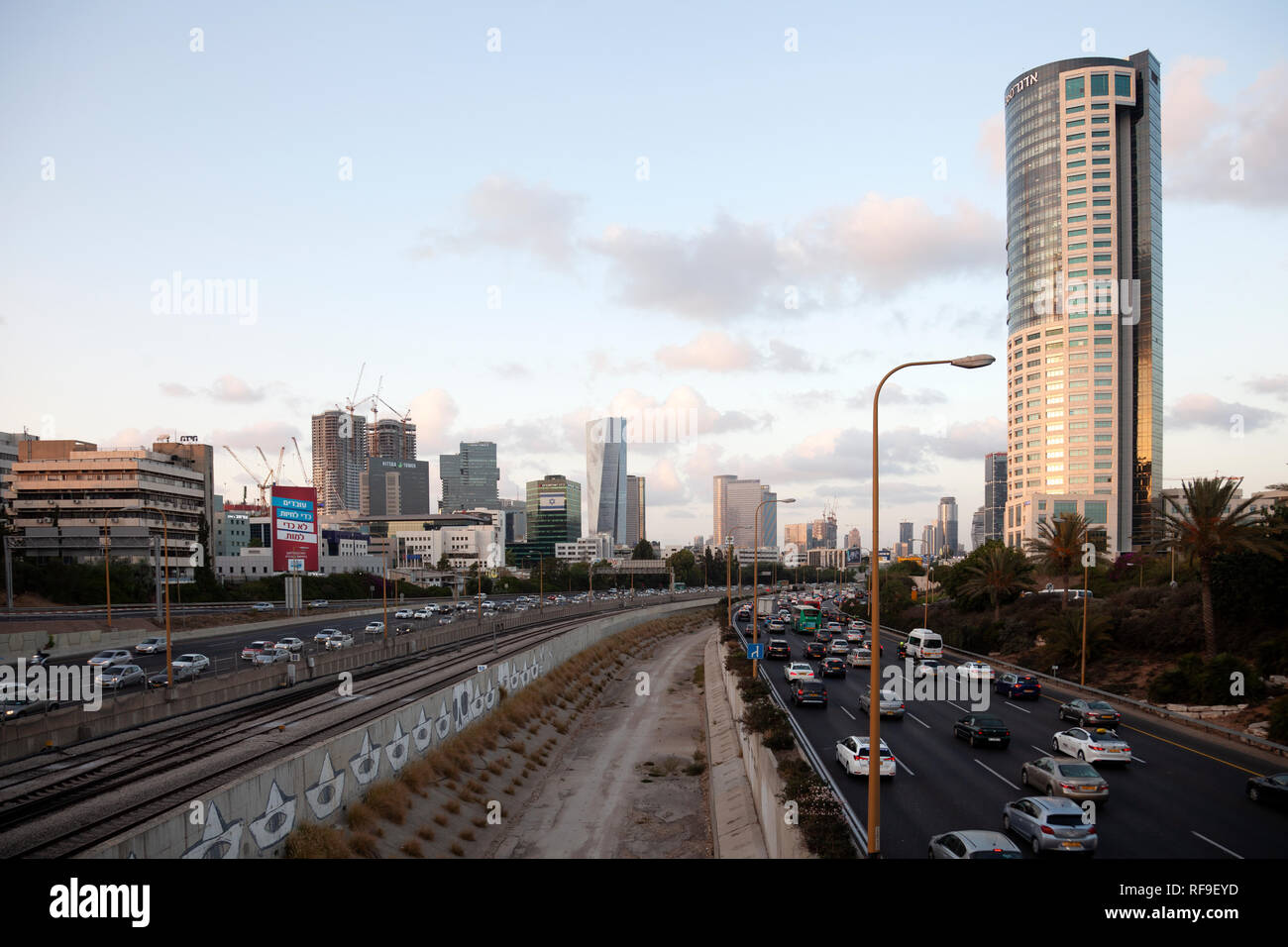 Ayalon Freeway attraverso Tel Aviv - Israele Foto Stock