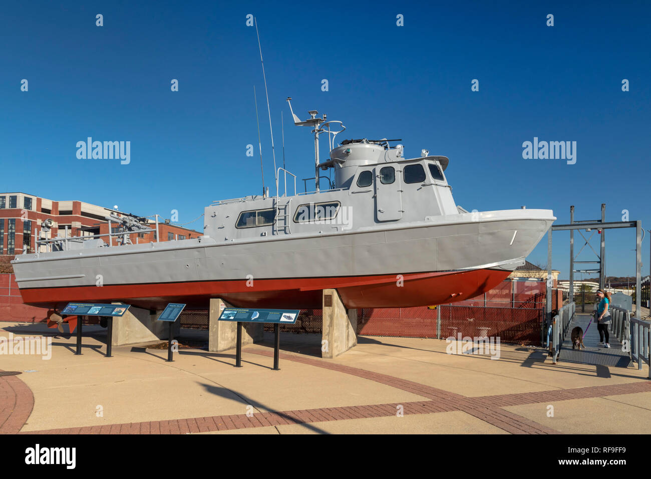 Washington, DC - Un Vietnam era Swift barca sul display lungo il Riverwalk Anacostia Trail a Washington Navy Yard. Foto Stock