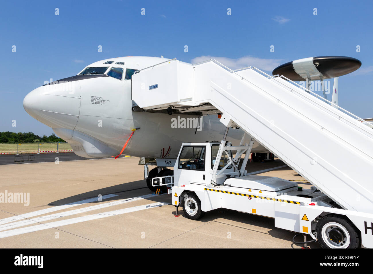 NORVENICH, Germania - 12 giugno 2015: la NATO E-3 Sentry AWACS piano radar sulla pista di Norvenich Air Base. Foto Stock