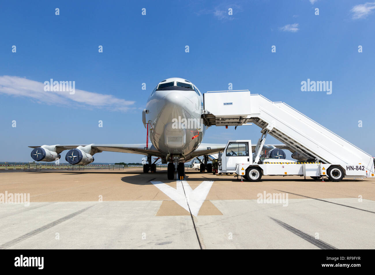 NORVENICH, Germania - 12 giugno 2015: la NATO E-3 Sentry AWACS piano radar sulla pista di Norvenich Air Base. Foto Stock