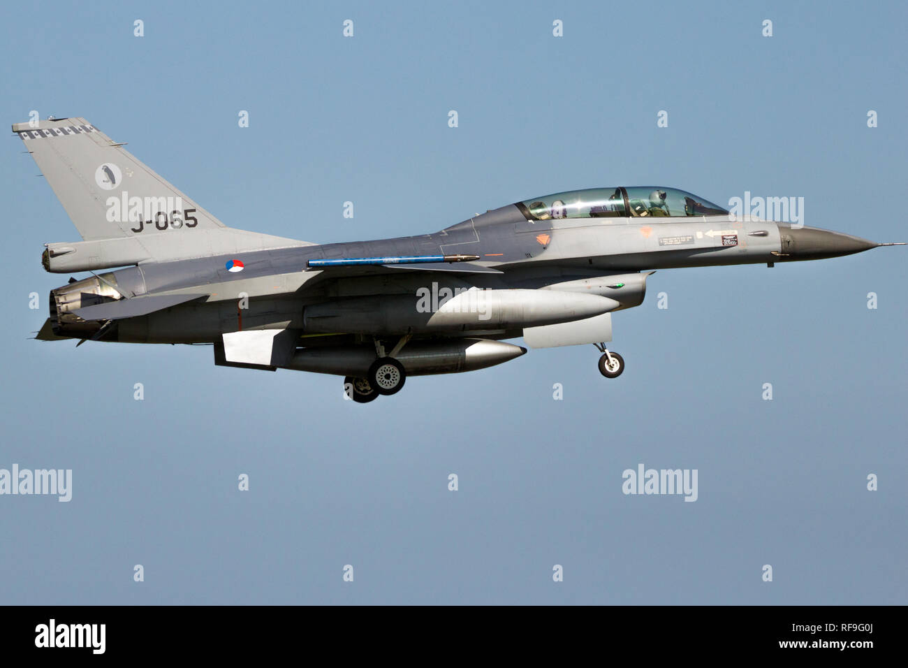 LEEUWARDEN, PAESI BASSI - Apr 21, 2016: Royal Netherlands Air Force General Dynamics F-16 Fighting Falcon jet da combattimento di atterraggio su Leeuwarden airbas Foto Stock