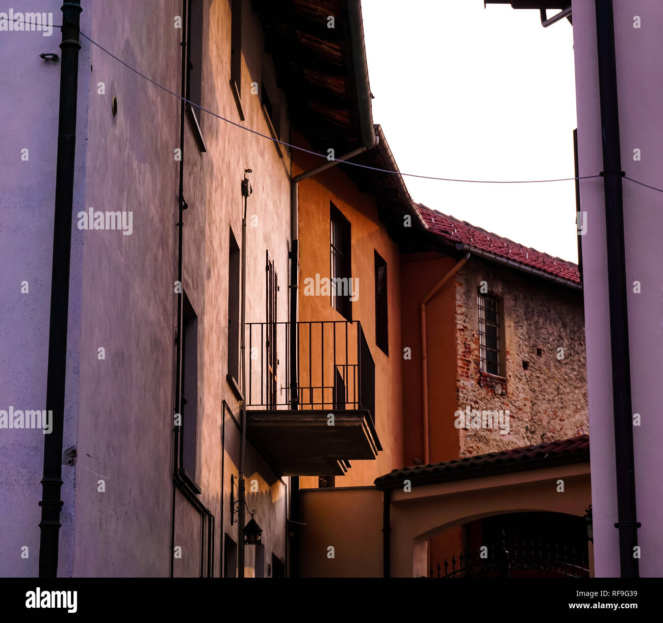 Vecchi edifici italiani al tramonto in un piccolo villaggio nei pressi di Torino, Italia. Foto Stock