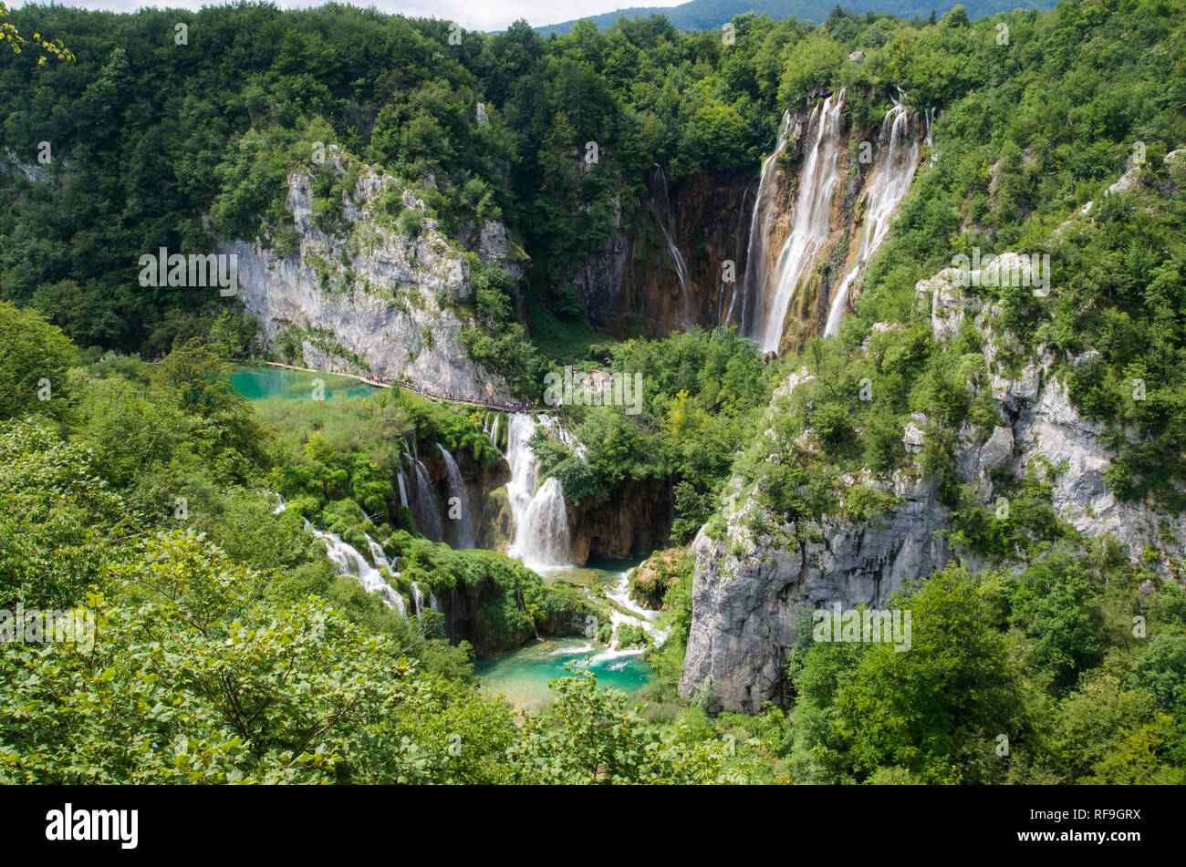 Il parco nazionale di Plitvice, Croazia, Europa. Fantastica vista sui laghi e cascate circondata da una foresta. Foto Stock