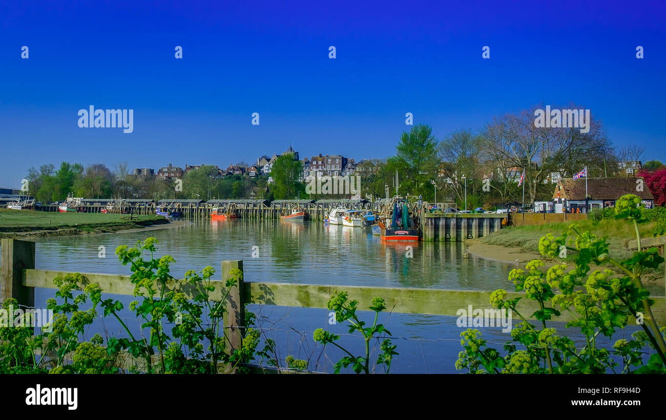 Porto di pesca della segala sul fiume Rother e Rye città sullo sfondo, East Sussex, Inghilterra Regno Unito Foto Stock