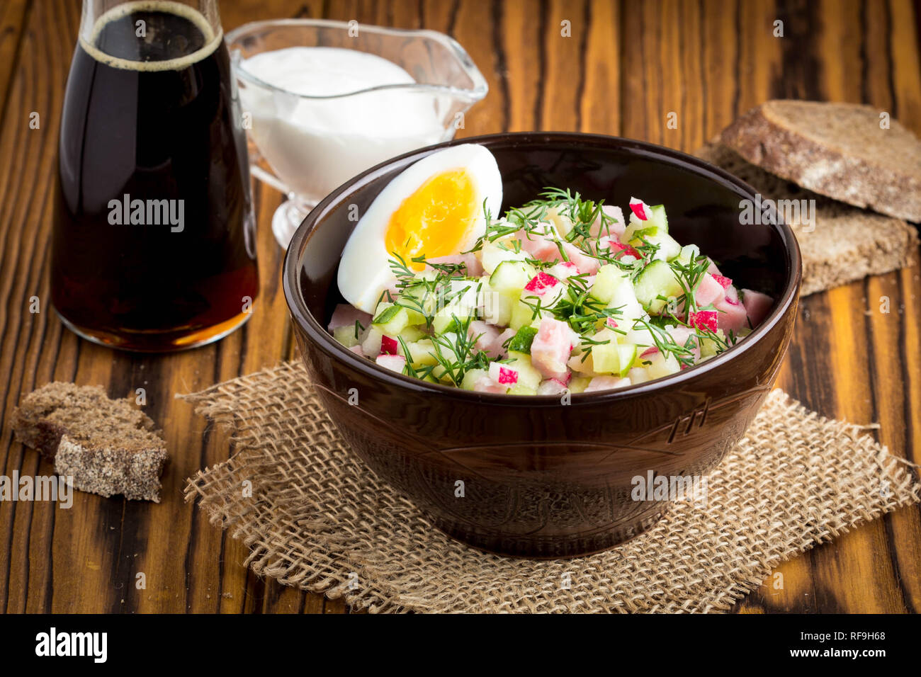 Tradizionale russo Estate zuppa fredda con kvass, okroshka con prosciutto e verdure, cibo Foto Stock