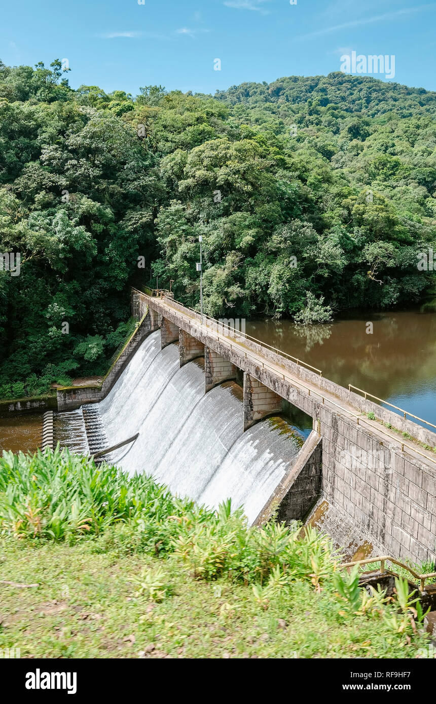 Parana, Brasile - 17 dicembre 2018: l'acqua che cade dalla diga della centrale idroelettrica, Usina Hidroeletrica Marumbi. Ipiranga di fiume - Represa Veu d Foto Stock