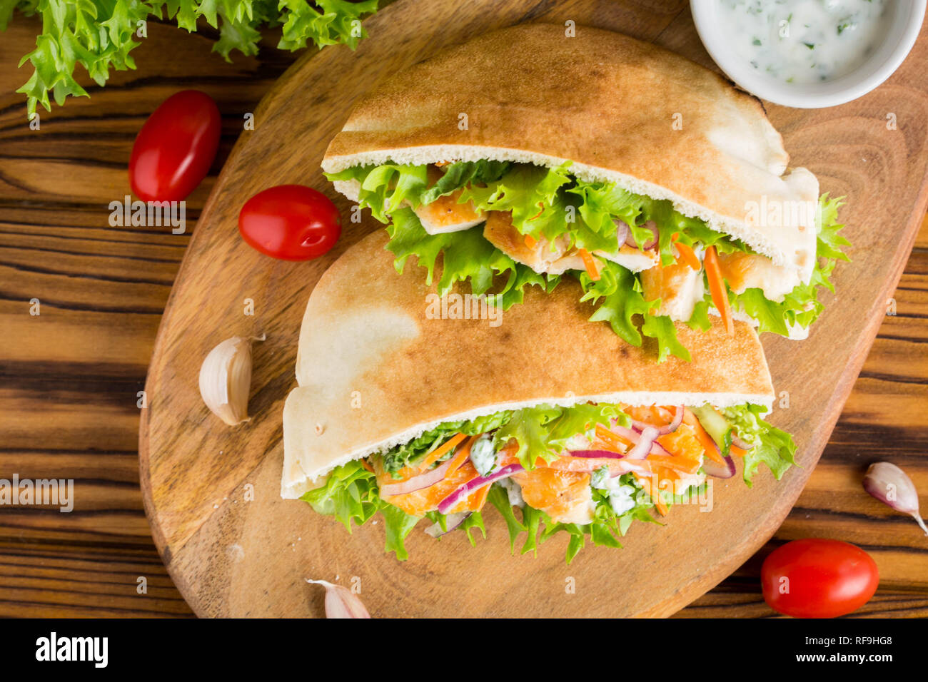 Pita con pollo e verdure e salsa, delizioso pranzo, fast food, il rullo imbottito Foto Stock