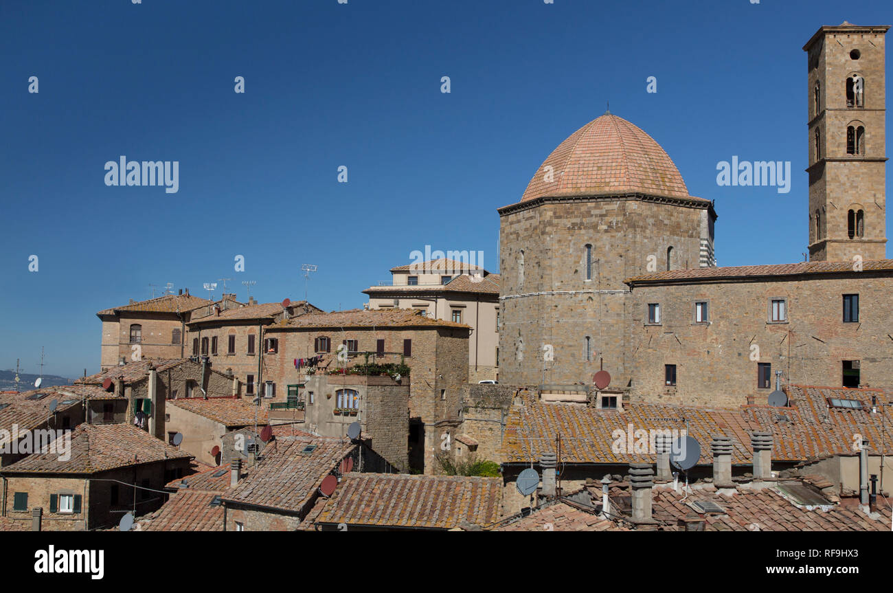 Vista in una parte di Volterra: case, una cupola, una torre, Toscana, Italia Foto Stock