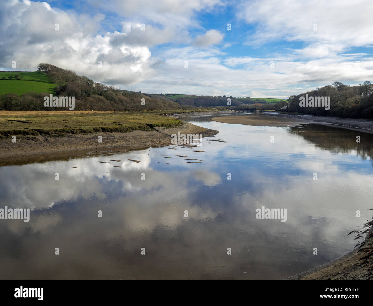 Riflessioni lungo il fiume Torridge a Bideford Foto Stock