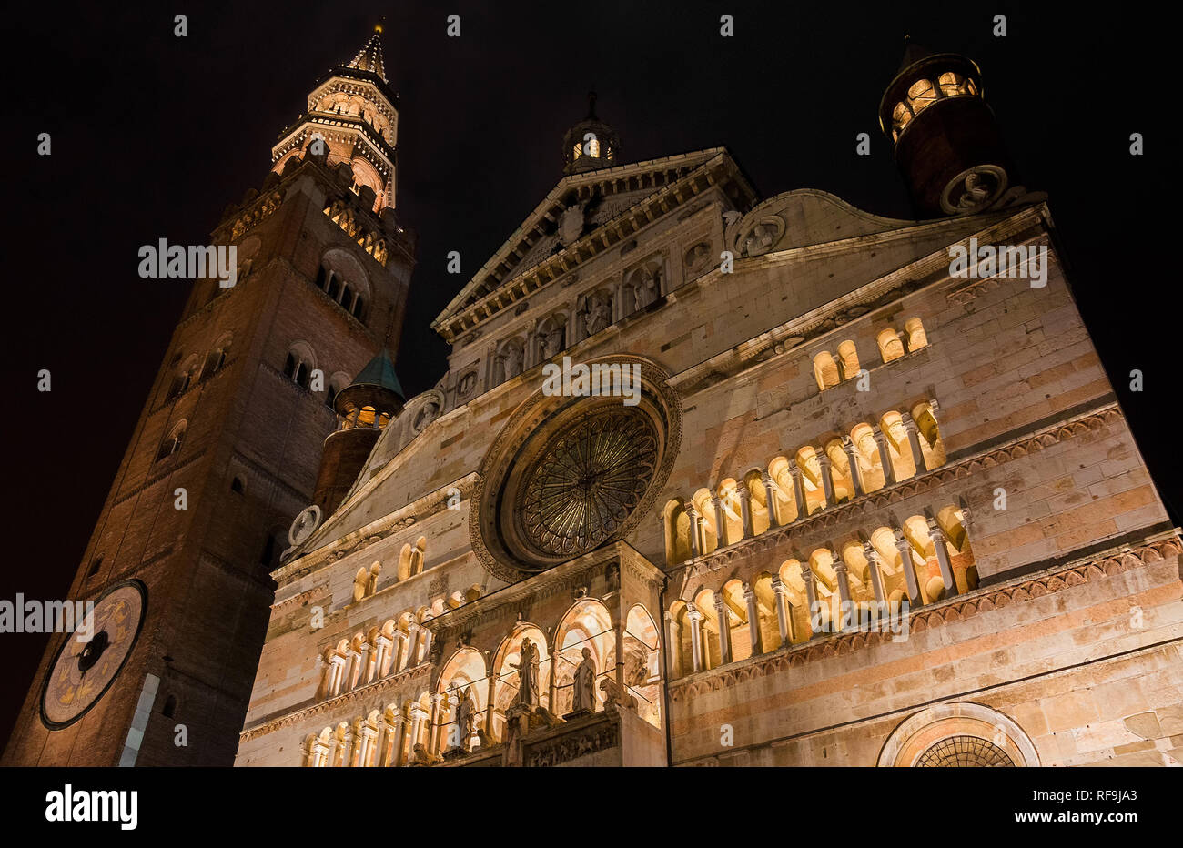 Cattedrale di Cremona e il famoso "Torrazzo" (Torre Campanaria) di notte Foto Stock