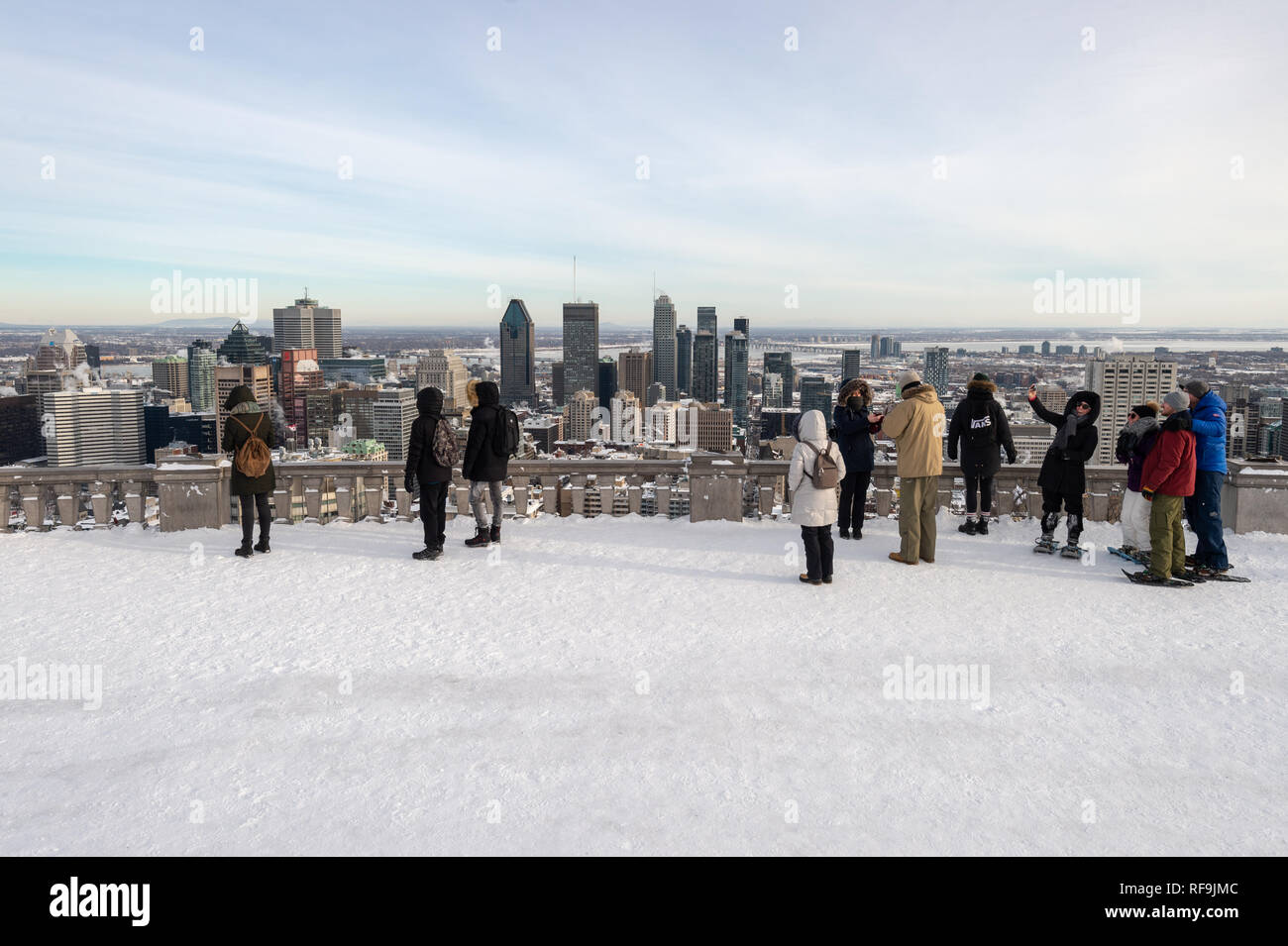 Montreal, Canada - 22 Gennaio 2019: turisti guardando lo skyline di Montreal dal belvedere Kondiaronk. Foto Stock