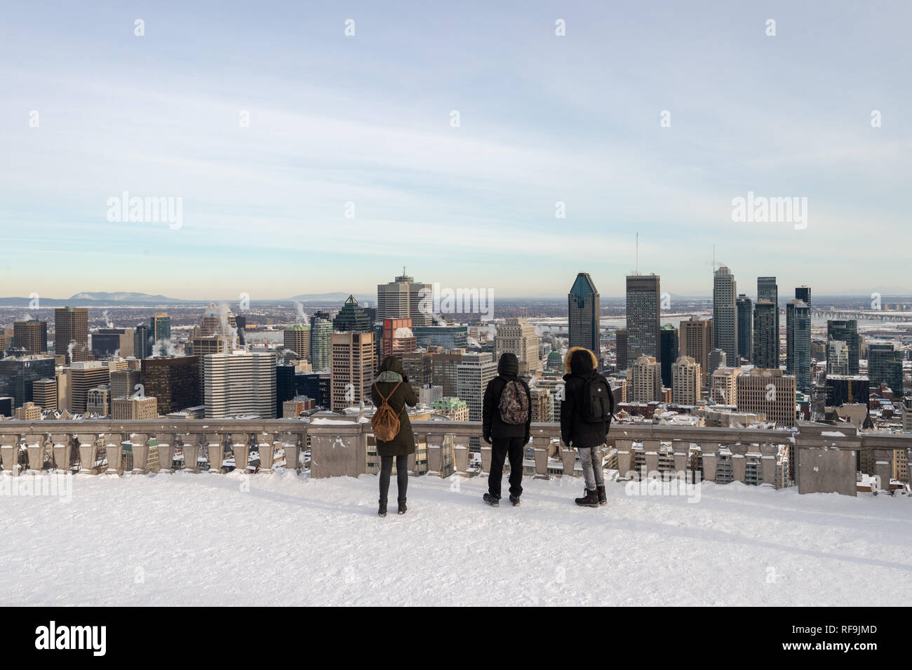 Montreal, Canada - 22 Gennaio 2019: turisti guardando lo skyline di Montreal dal belvedere Kondiaronk. Foto Stock