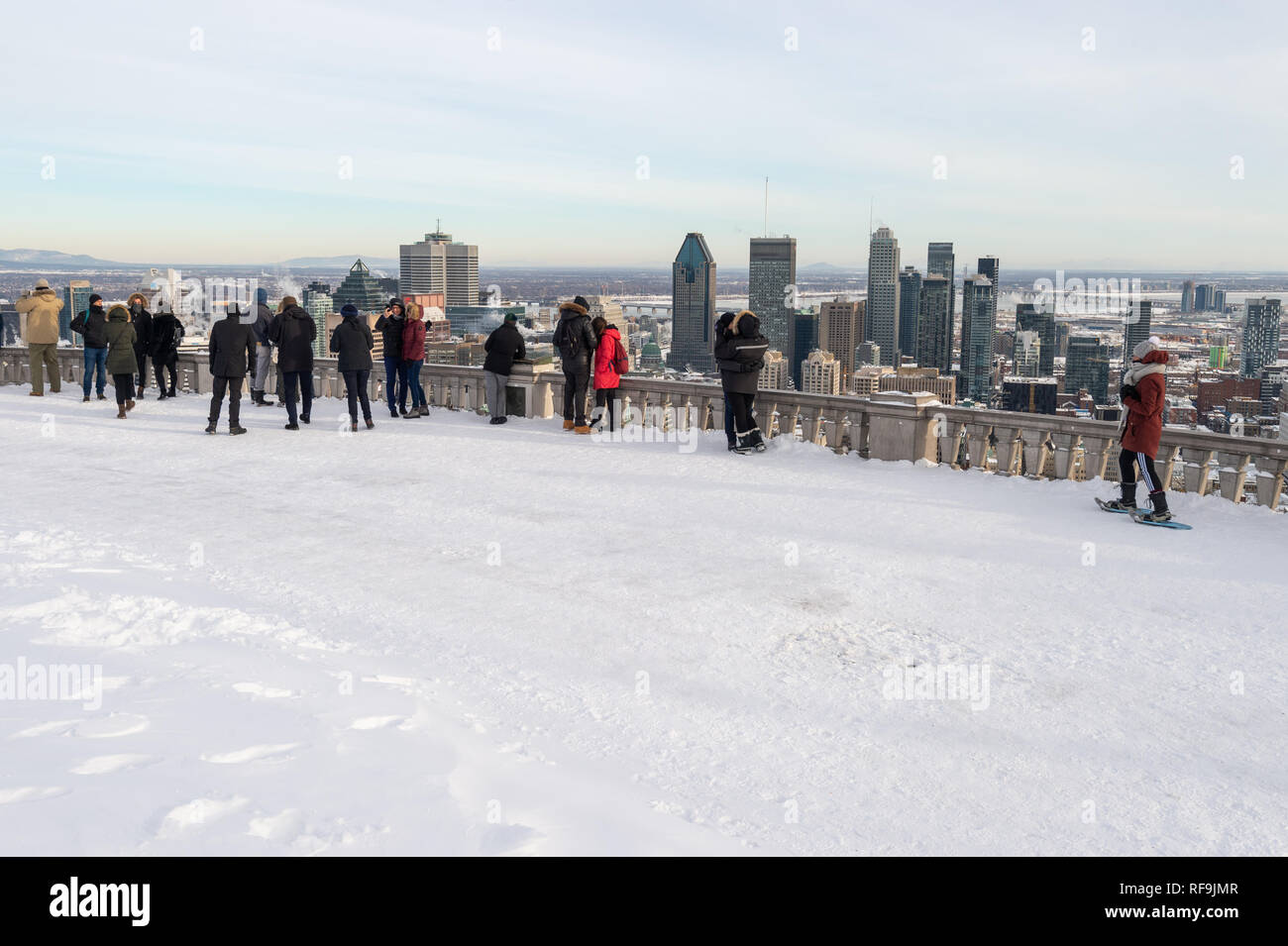Montreal, Canada - 22 Gennaio 2019: turisti guardando lo skyline di Montreal dal belvedere Kondiaronk. Foto Stock