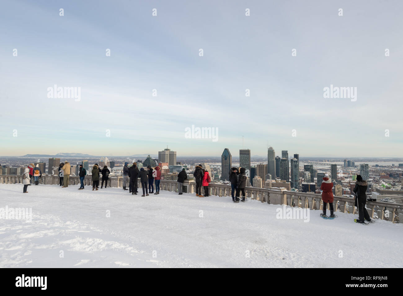 Montreal, Canada - 22 Gennaio 2019: turisti guardando lo skyline di Montreal dal belvedere Kondiaronk. Foto Stock
